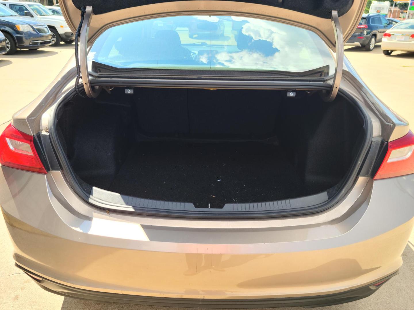 2018 Chevrolet Malibu LT (1G1ZD5ST3JF) with an 1.5L L4 DOHC 16V engine, 6A transmission, located at 104 1st Avenue, Silvis, IL, 61282, (309) 755-9511, 41.515156, -90.425377 - Photo#4