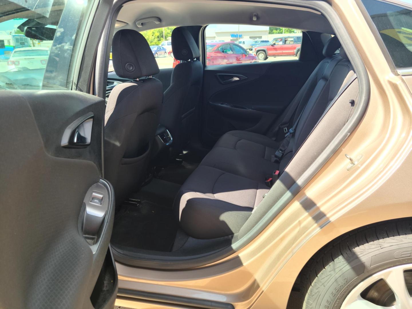 2018 Chevrolet Malibu LT (1G1ZD5ST3JF) with an 1.5L L4 DOHC 16V engine, 6A transmission, located at 104 1st Avenue, Silvis, IL, 61282, (309) 755-9511, 41.515156, -90.425377 - Photo#5