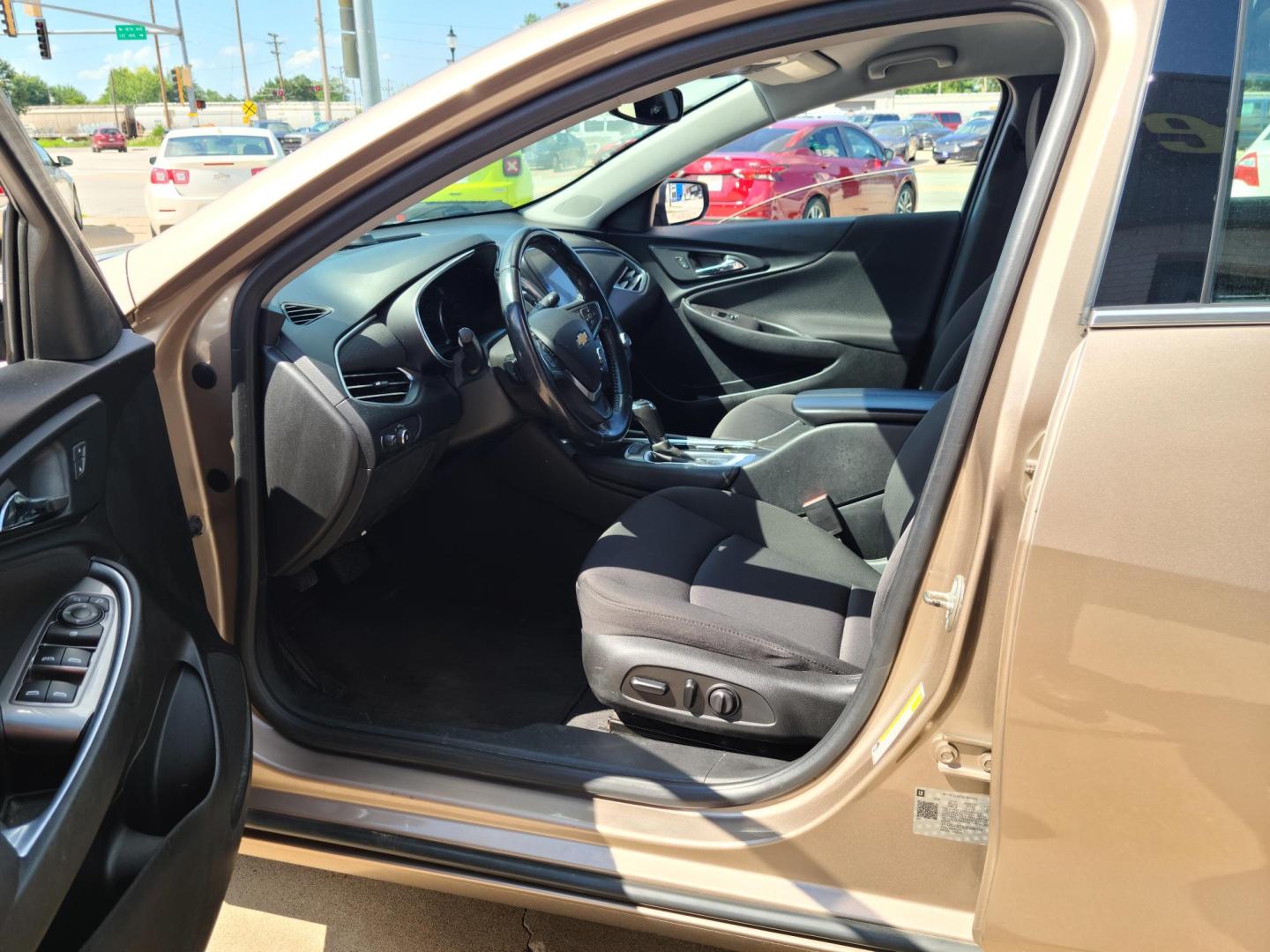 2018 Chevrolet Malibu LT (1G1ZD5ST3JF) with an 1.5L L4 DOHC 16V engine, 6A transmission, located at 104 1st Avenue, Silvis, IL, 61282, (309) 755-9511, 41.515156, -90.425377 - Photo#6
