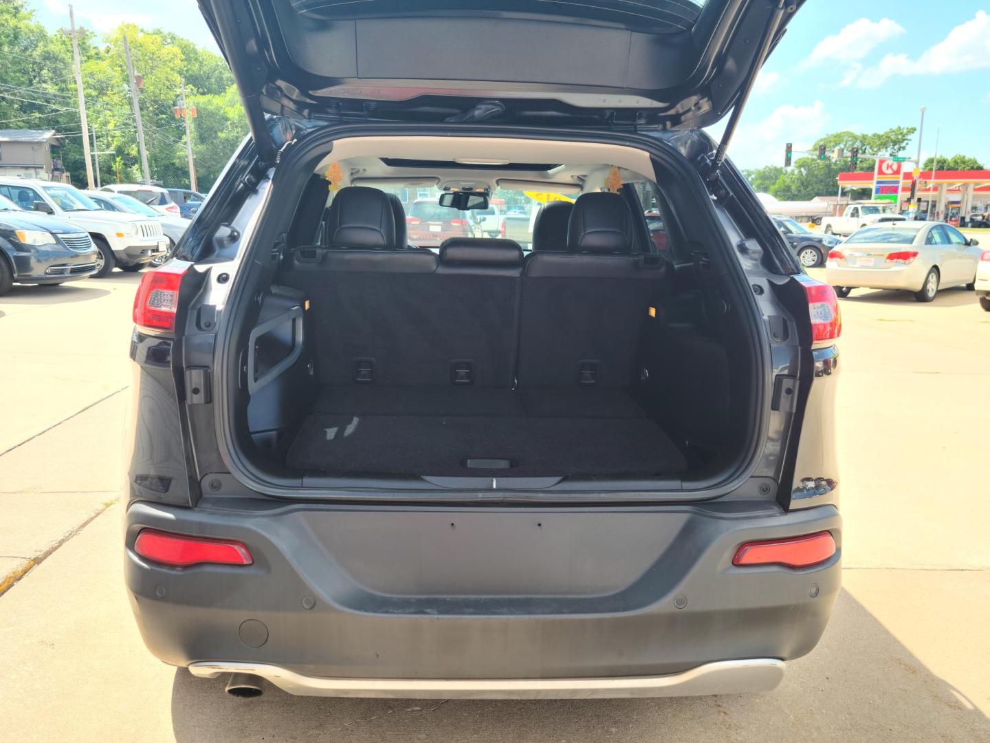 2015 Carbon Black Metallic /Black Jeep Cherokee Limited 4WD (1C4PJMDB2FW) with an 2.4L L4 DOHC 16V engine, 9-Speed Automatic transmission, located at 104 1st Avenue, Silvis, IL, 61282, (309) 755-9511, 41.515156, -90.425377 - Photo#4