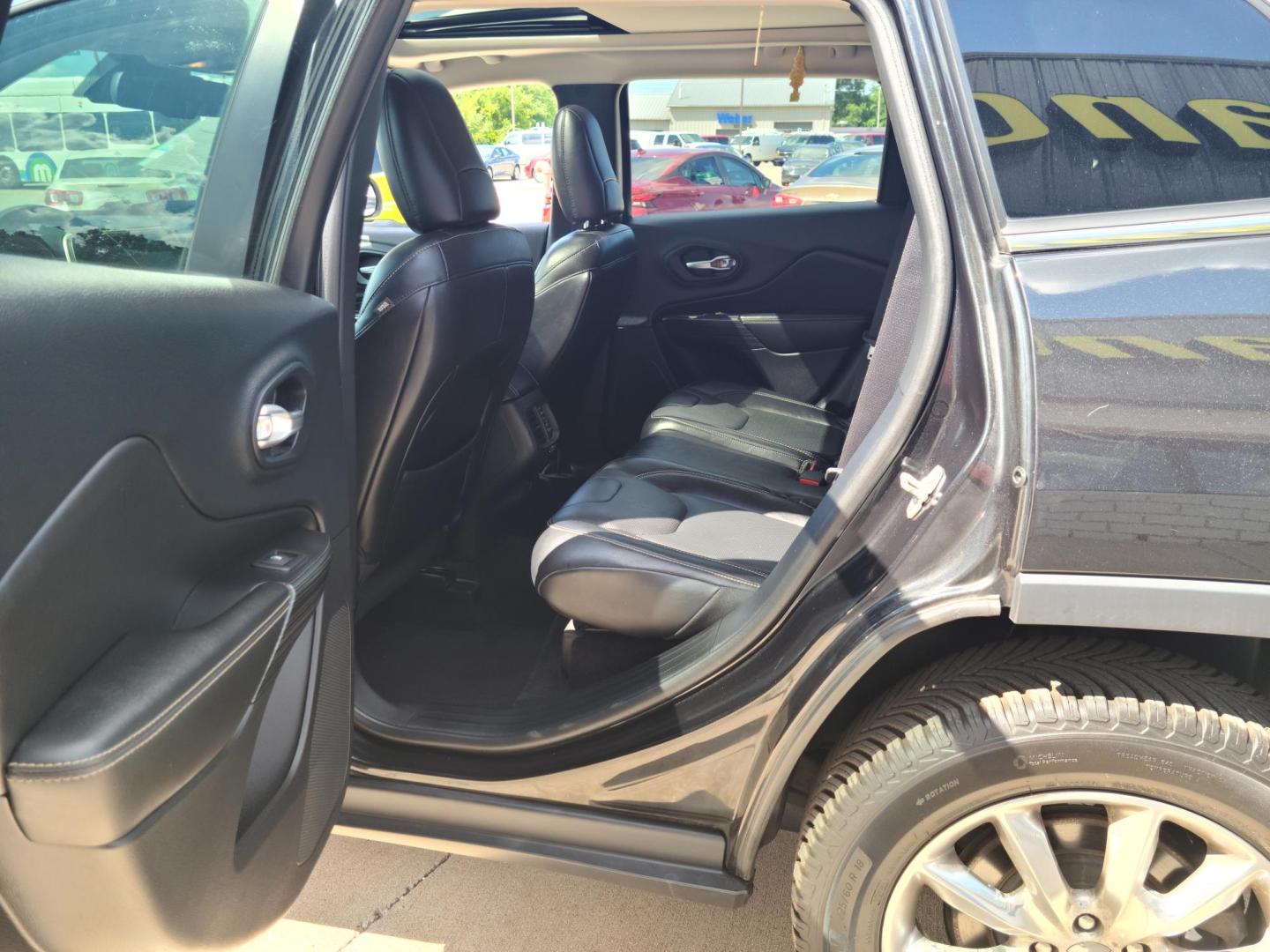 2015 Carbon Black Metallic /Black Jeep Cherokee Limited 4WD (1C4PJMDB2FW) with an 2.4L L4 DOHC 16V engine, 9-Speed Automatic transmission, located at 104 1st Avenue, Silvis, IL, 61282, (309) 755-9511, 41.515156, -90.425377 - Photo#5