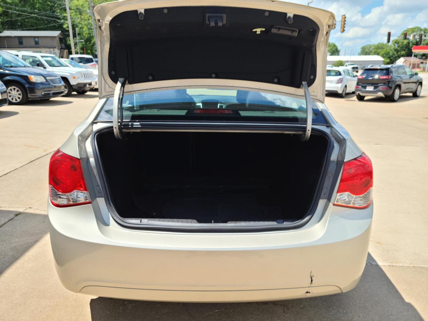 2014 Chevrolet Cruze 1LT Auto (1G1PC5SB9E7) with an 1.4L L4 DOHC 16V TURBO engine, 6-Speed Automatic transmission, located at 104 1st Avenue, Silvis, IL, 61282, (309) 755-9511, 41.515156, -90.425377 - Photo#4