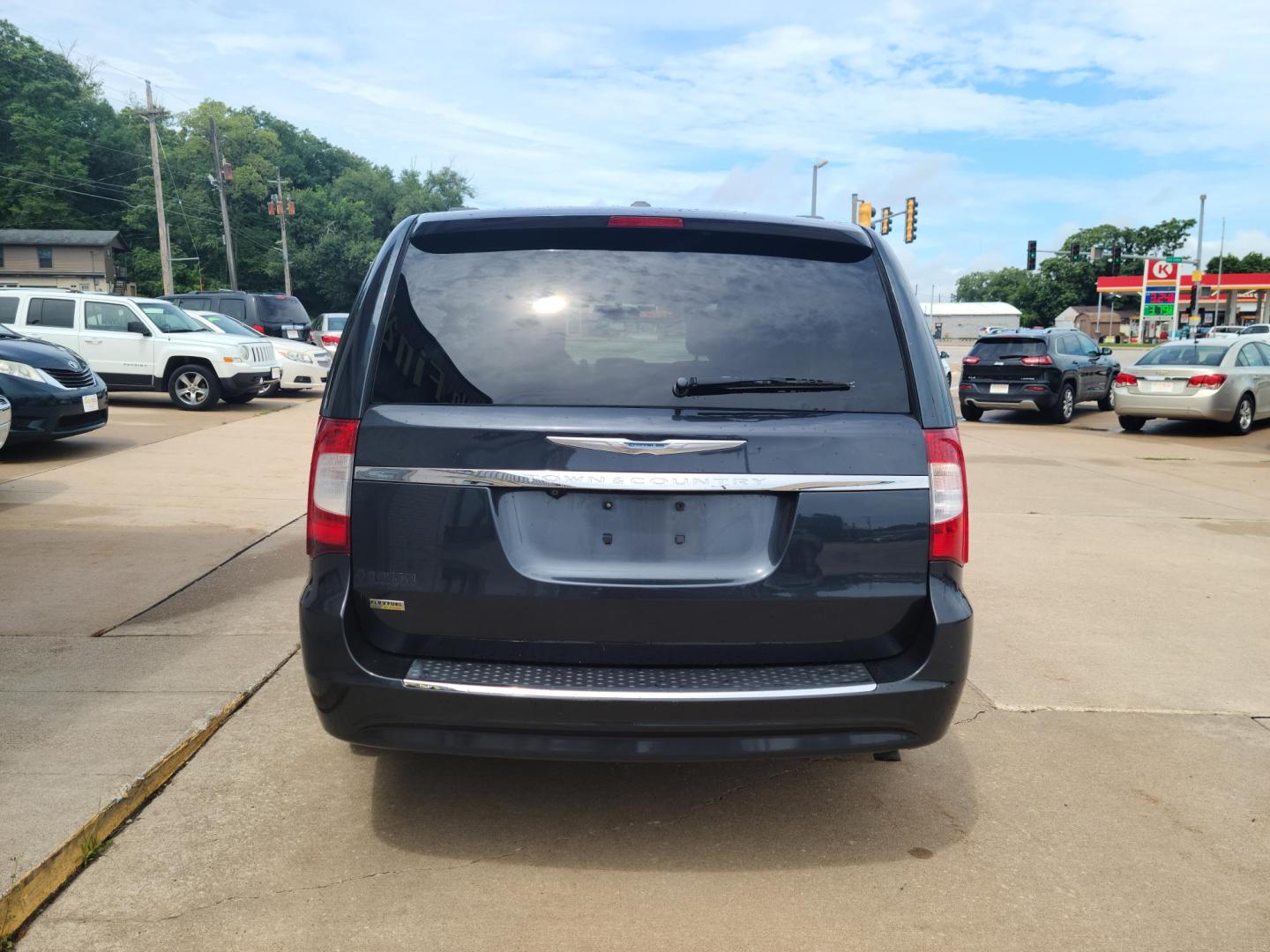 2014 BLUE Chrysler Town & Country Touring (2C4RC1BG5ER) with an 3.6L V6 DOHC 24V engine, 6-Speed Automatic transmission, located at 104 1st Avenue, Silvis, IL, 61282, (309) 755-9511, 41.515156, -90.425377 - Photo#3