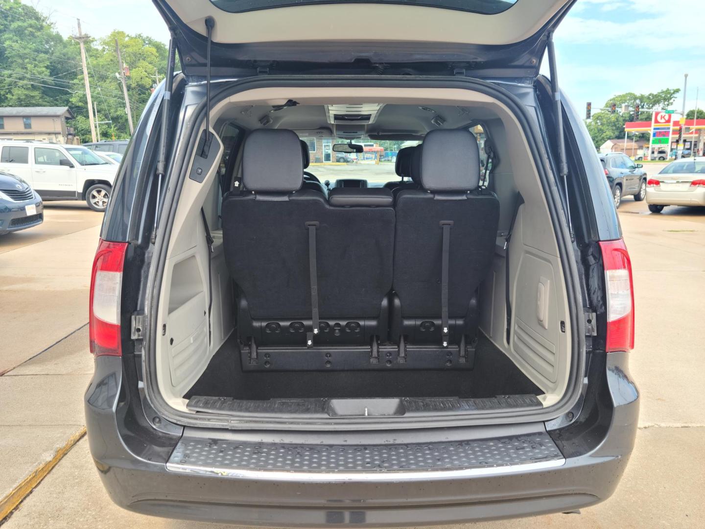 2014 BLUE Chrysler Town & Country Touring (2C4RC1BG5ER) with an 3.6L V6 DOHC 24V engine, 6-Speed Automatic transmission, located at 104 1st Avenue, Silvis, IL, 61282, (309) 755-9511, 41.515156, -90.425377 - Photo#4