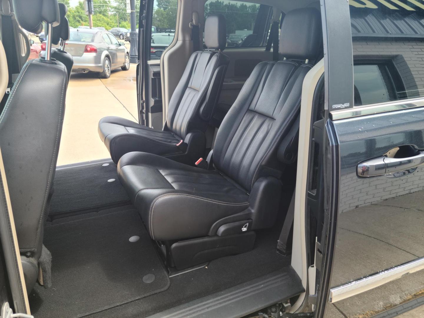 2014 BLUE Chrysler Town & Country Touring (2C4RC1BG5ER) with an 3.6L V6 DOHC 24V engine, 6-Speed Automatic transmission, located at 104 1st Avenue, Silvis, IL, 61282, (309) 755-9511, 41.515156, -90.425377 - Photo#5