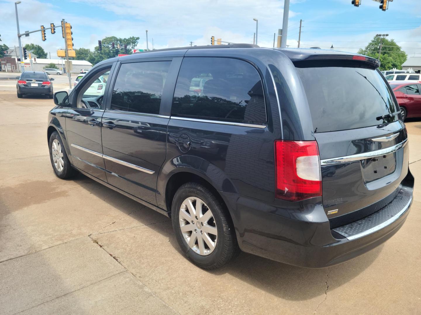 2014 BLUE Chrysler Town & Country Touring (2C4RC1BG5ER) with an 3.6L V6 DOHC 24V engine, 6-Speed Automatic transmission, located at 104 1st Avenue, Silvis, IL, 61282, (309) 755-9511, 41.515156, -90.425377 - Photo#2