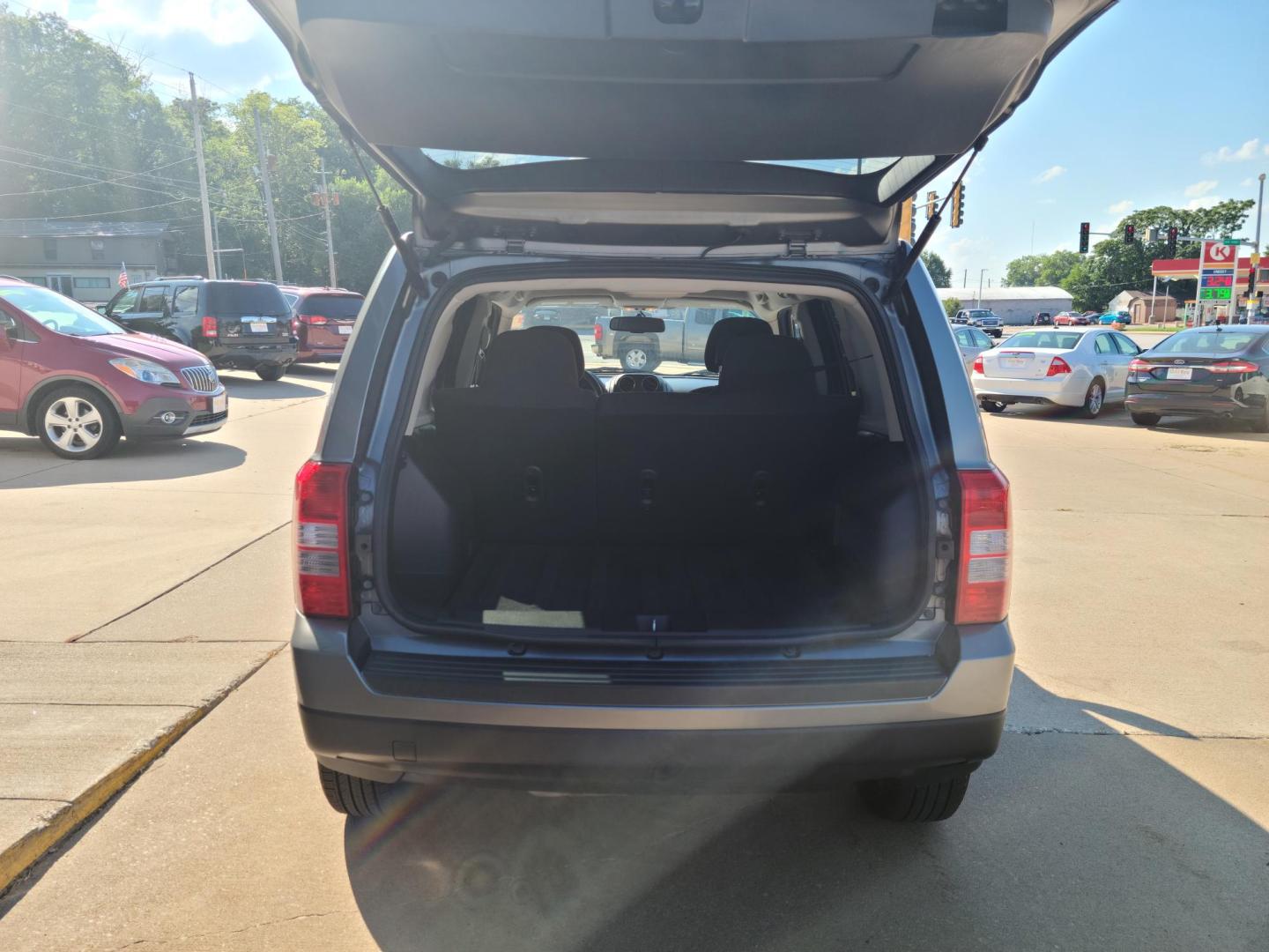 2011 Gray Jeep Patriot 2WD (1J4NT1GA5BD) with an 2.0L L4 DOHC 16V engine, Auto transmission, located at 104 1st Avenue, Silvis, IL, 61282, (309) 755-9511, 41.515156, -90.425377 - Photo#4