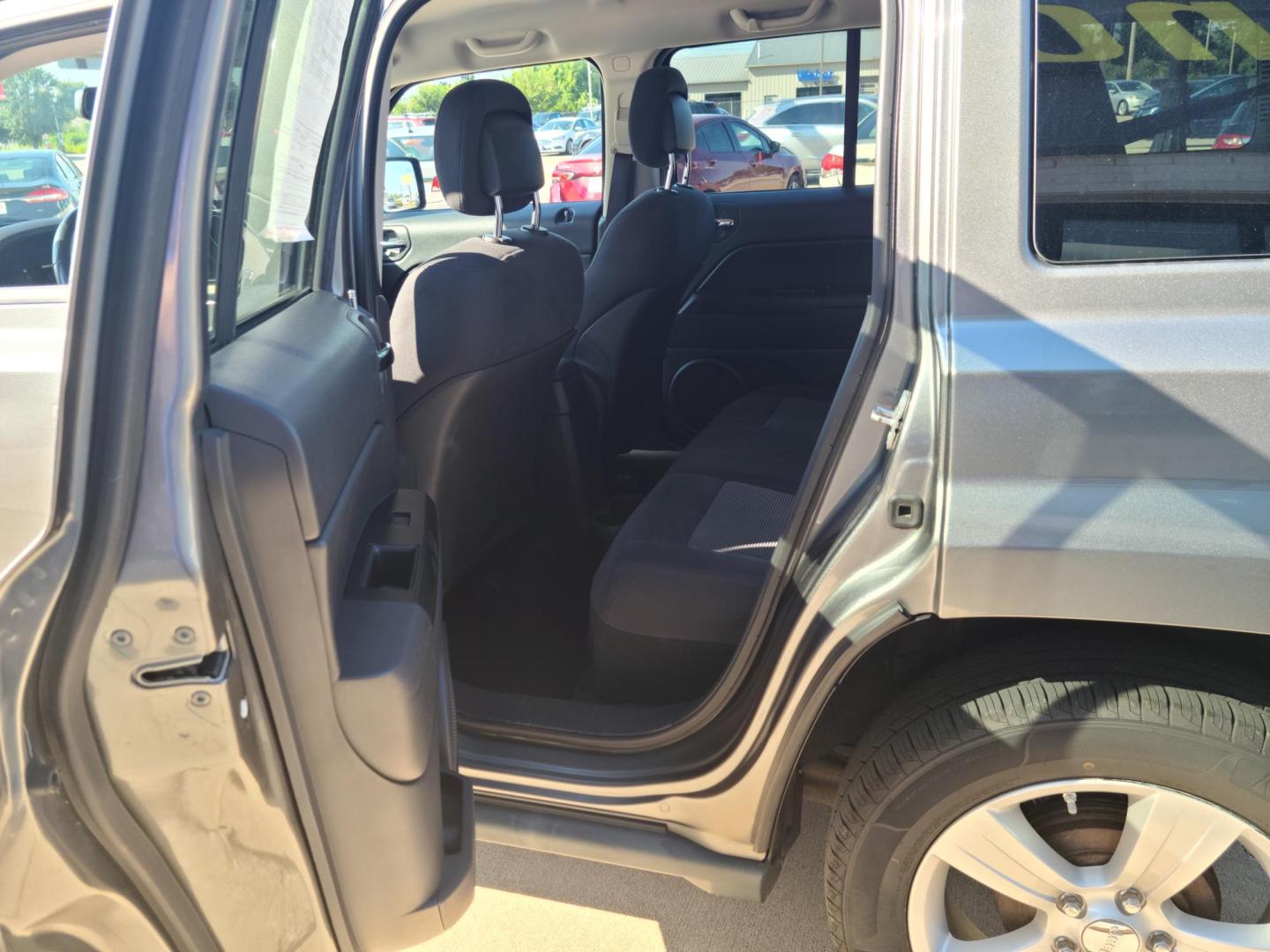 2011 Gray Jeep Patriot 2WD (1J4NT1GA5BD) with an 2.0L L4 DOHC 16V engine, Auto transmission, located at 104 1st Avenue, Silvis, IL, 61282, (309) 755-9511, 41.515156, -90.425377 - Photo#5
