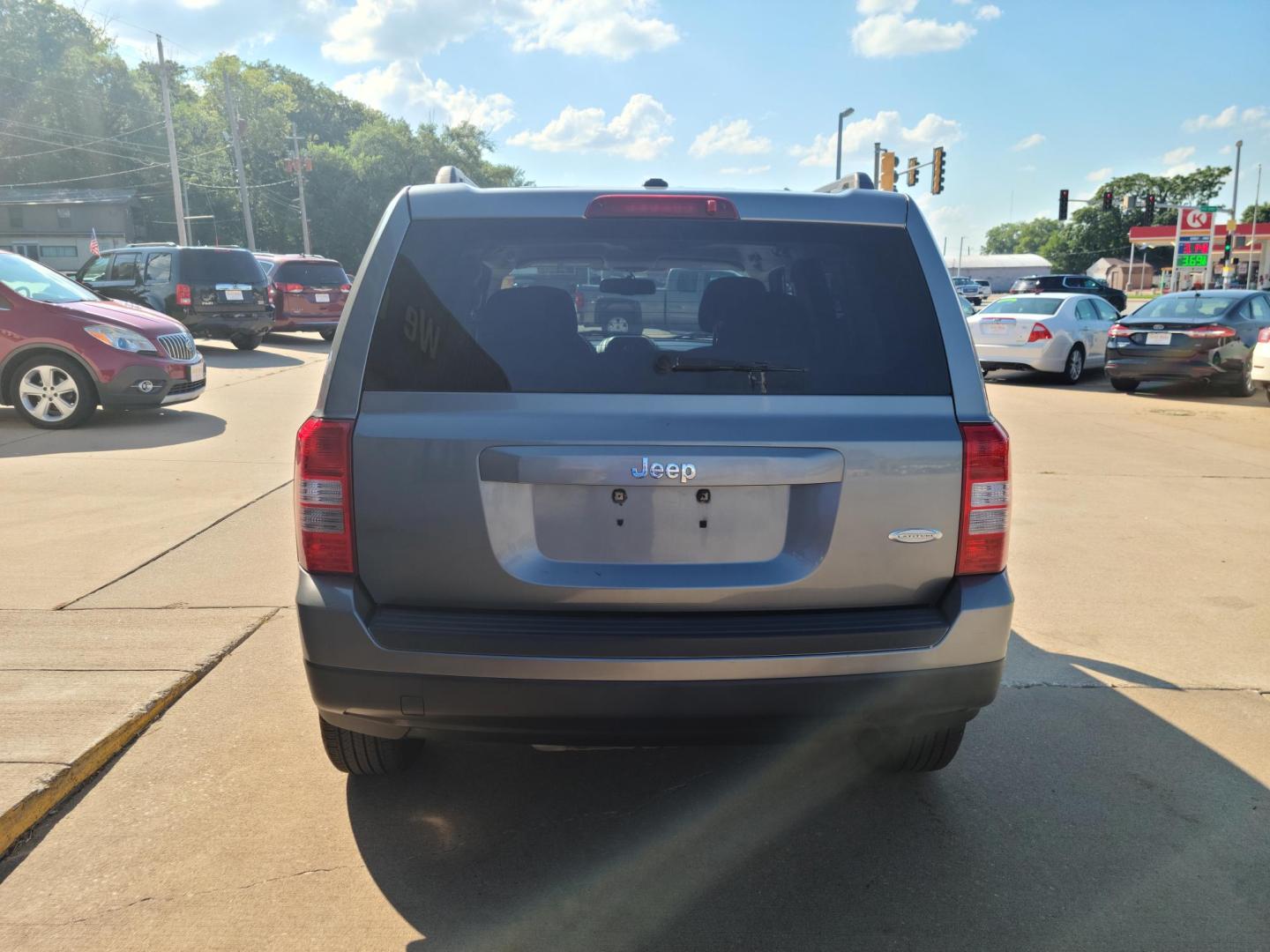 2011 Gray Jeep Patriot 2WD (1J4NT1GA5BD) with an 2.0L L4 DOHC 16V engine, Auto transmission, located at 104 1st Avenue, Silvis, IL, 61282, (309) 755-9511, 41.515156, -90.425377 - Photo#3