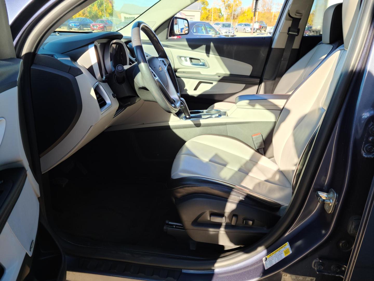 2013 Chevrolet Equinox 2LT 2WD (2GNFLPE38D6) with an 3.6L V6 DOHC 24V engine, 6-Speed Automatic transmission, located at 104 1st Avenue, Silvis, IL, 61282, (309) 755-9511, 41.515156, -90.425377 - Photo#6