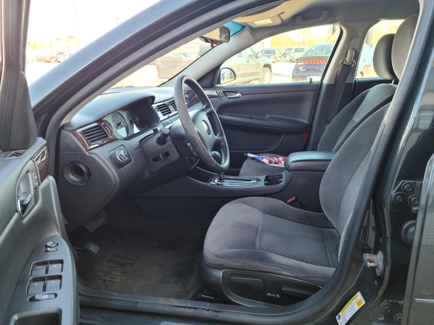 2016 Chevrolet Impala Limited LT (2G1WB5E38G1) with an 3.6L V6 DOHC 16V FFV engine, 6-Speed Automatic transmission, located at 104 1st Avenue, Silvis, IL, 61282, (309) 755-9511, 41.515156, -90.425377 - Photo#5