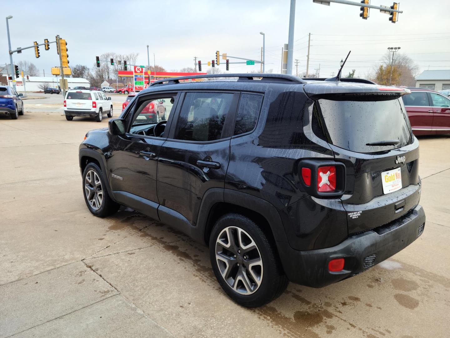 2018 Jeep Renegade Latitude FWD (ZACCJABBXJP) with an 2.4L L4 DOHC 16V engine, 6A transmission, located at 104 1st Avenue, Silvis, IL, 61282, (309) 755-9511, 41.515156, -90.425377 - Photo#2