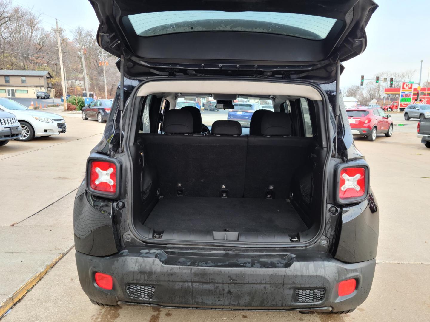 2018 Jeep Renegade Latitude FWD (ZACCJABBXJP) with an 2.4L L4 DOHC 16V engine, 6A transmission, located at 104 1st Avenue, Silvis, IL, 61282, (309) 755-9511, 41.515156, -90.425377 - Photo#3