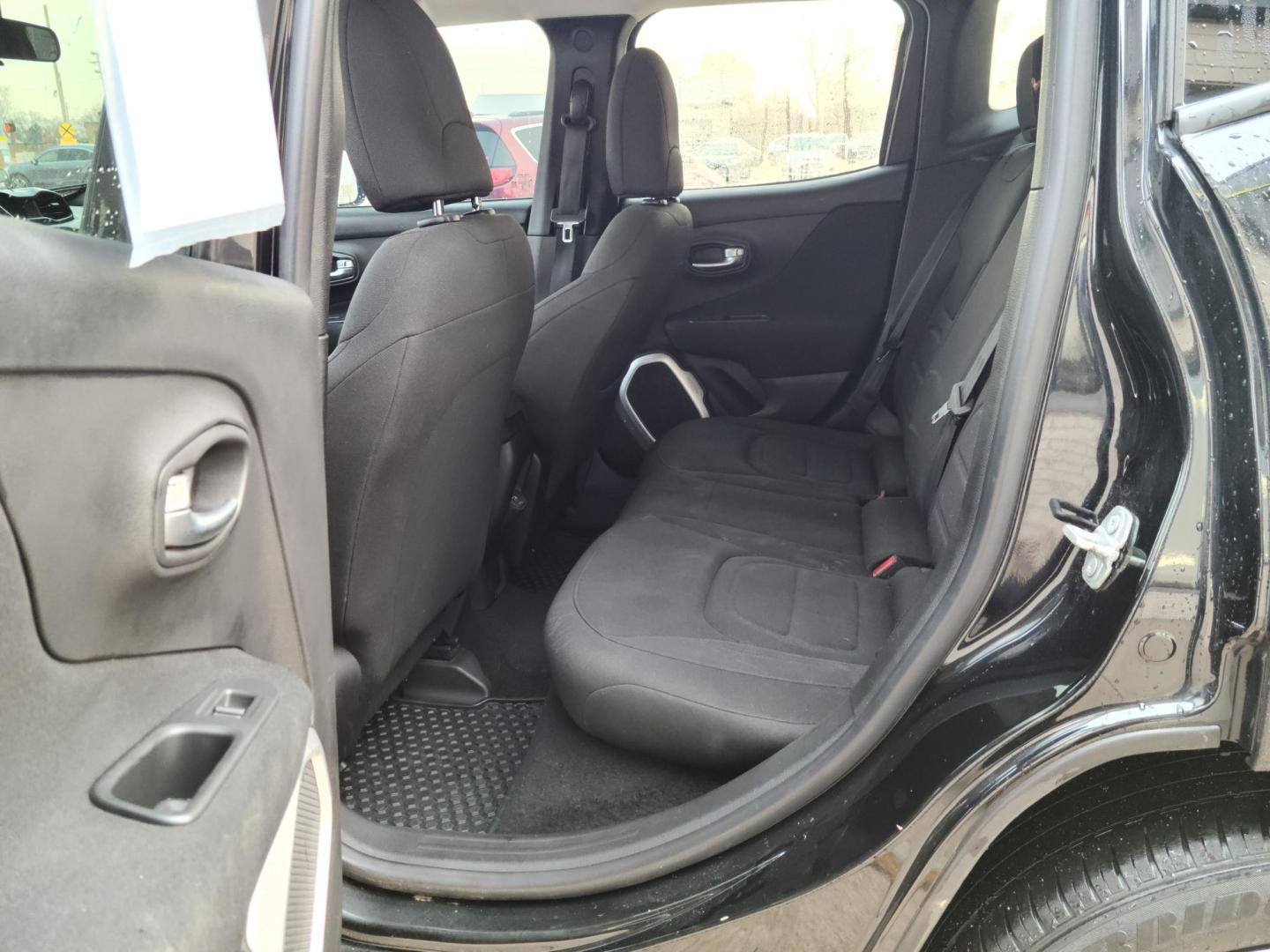 2018 Jeep Renegade Latitude FWD (ZACCJABBXJP) with an 2.4L L4 DOHC 16V engine, 6A transmission, located at 104 1st Avenue, Silvis, IL, 61282, (309) 755-9511, 41.515156, -90.425377 - Photo#4