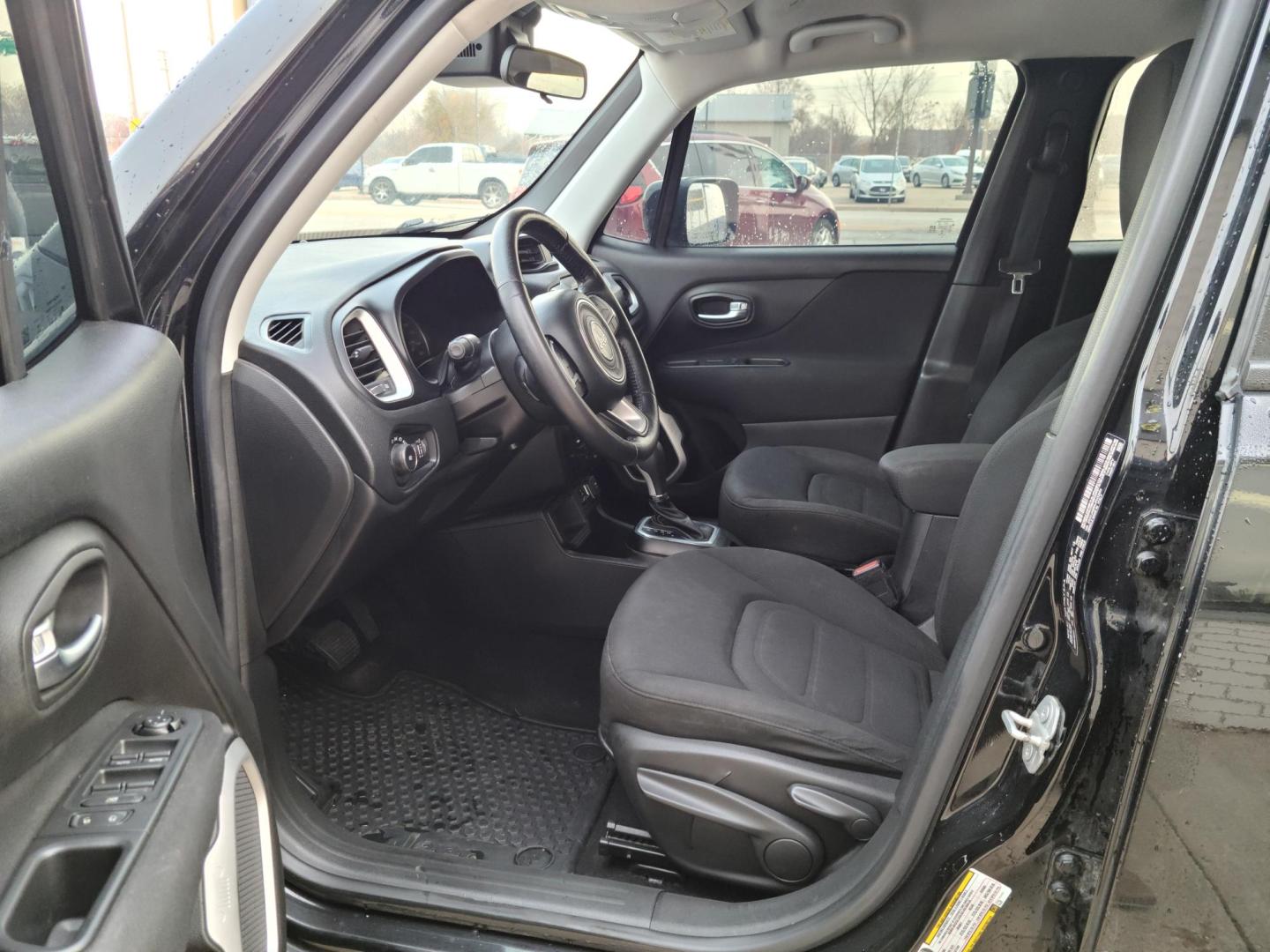 2018 Jeep Renegade Latitude FWD (ZACCJABBXJP) with an 2.4L L4 DOHC 16V engine, 6A transmission, located at 104 1st Avenue, Silvis, IL, 61282, (309) 755-9511, 41.515156, -90.425377 - Photo#5