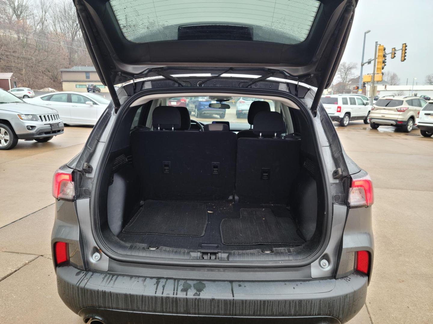 2021 Ford Escape SE (1FMCU0G66MU) with an 1.5L L3 engine, 6A transmission, located at 104 1st Avenue, Silvis, IL, 61282, (309) 755-9511, 41.515156, -90.425377 - Photo#4