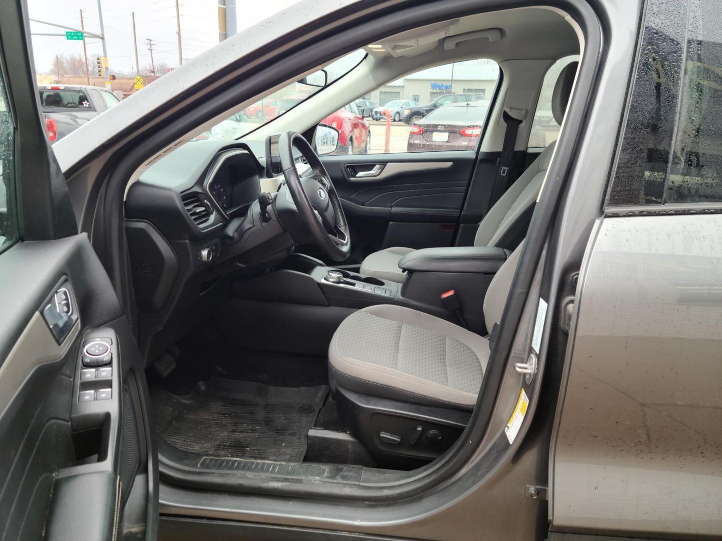 2021 Ford Escape SE (1FMCU0G66MU) with an 1.5L L3 engine, 6A transmission, located at 104 1st Avenue, Silvis, IL, 61282, (309) 755-9511, 41.515156, -90.425377 - Photo#6