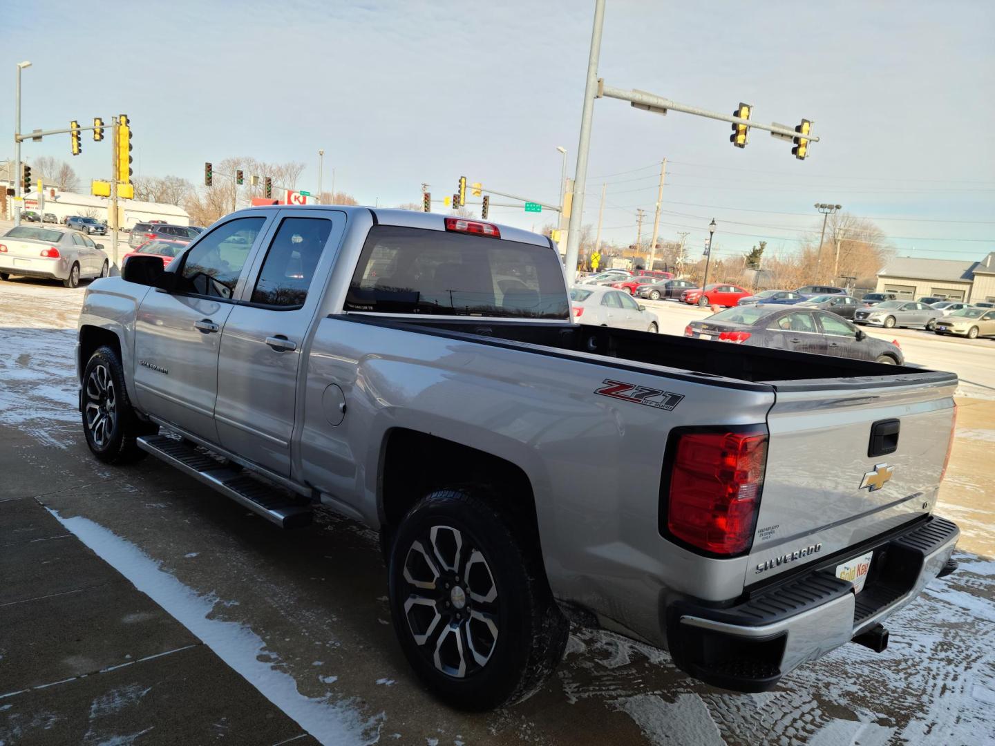 2017 Silver Ice Metallic Chevrolet Silverado 1500 LT Double Cab 4WD (1GCVKREC5HZ) with an 5.3L V8 OHV 16V engine, 6A transmission, located at 104 1st Avenue, Silvis, IL, 61282, (309) 755-9511, 41.515156, -90.425377 - Photo#2