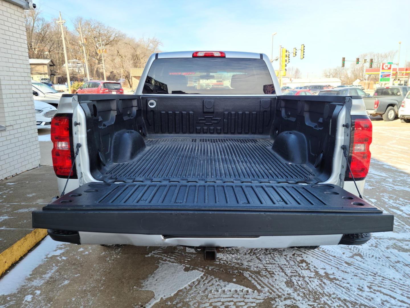 2017 Silver Ice Metallic Chevrolet Silverado 1500 LT Double Cab 4WD (1GCVKREC5HZ) with an 5.3L V8 OHV 16V engine, 6A transmission, located at 104 1st Avenue, Silvis, IL, 61282, (309) 755-9511, 41.515156, -90.425377 - Photo#4