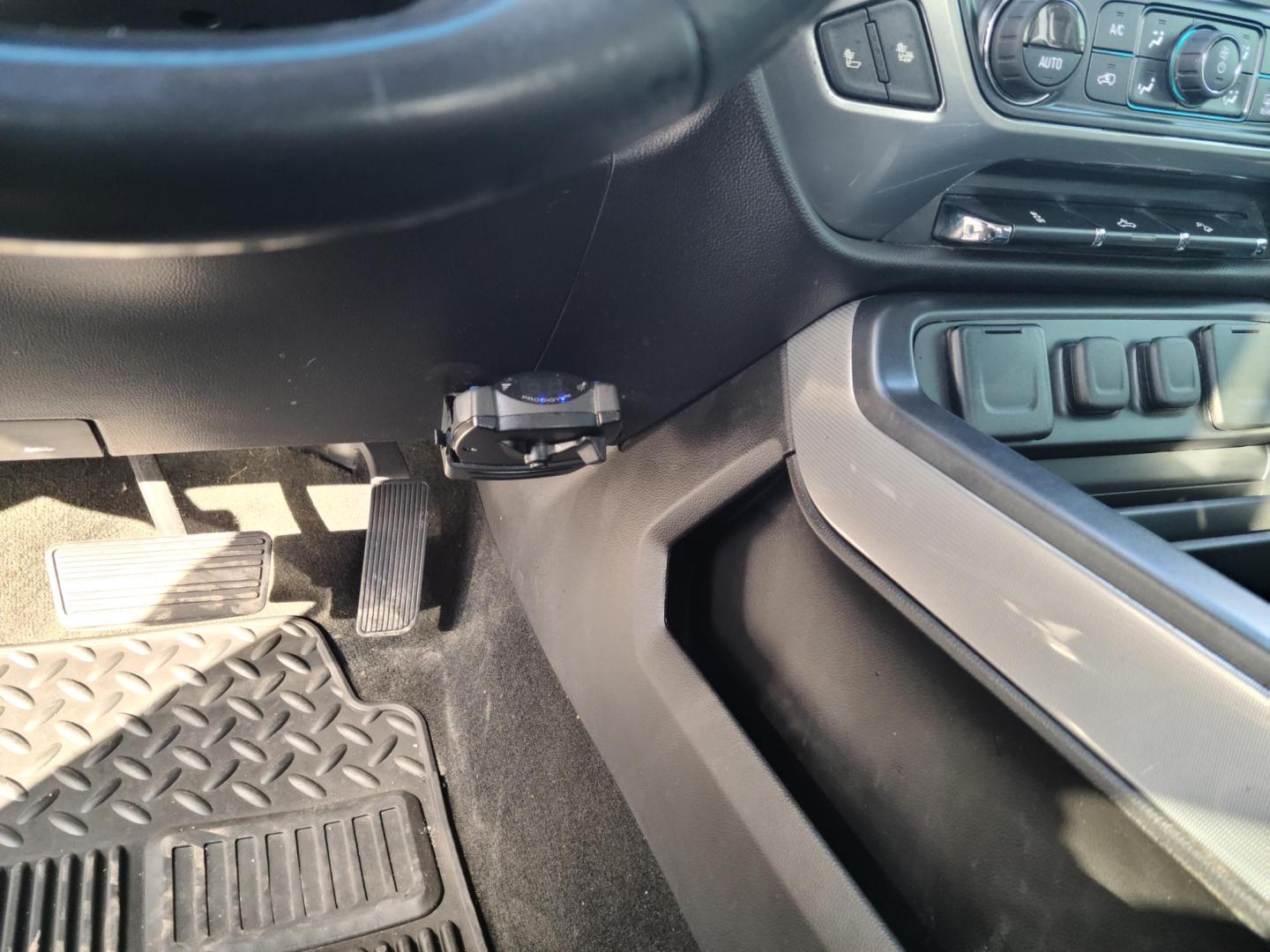 2017 Silver Ice Metallic Chevrolet Silverado 1500 LT Double Cab 4WD (1GCVKREC5HZ) with an 5.3L V8 OHV 16V engine, 6A transmission, located at 104 1st Avenue, Silvis, IL, 61282, (309) 755-9511, 41.515156, -90.425377 - Photo#8