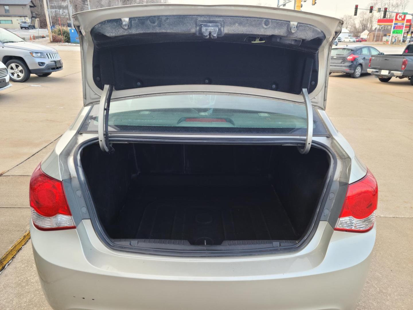 2016 /Black Chevrolet Cruze 2LT Auto (1G1PE5SB6G7) with an 1.4L L4 DOHC 16V TURBO engine, 6-Speed Automatic transmission, located at 104 1st Avenue, Silvis, IL, 61282, (309) 755-9511, 41.515156, -90.425377 - Photo#4