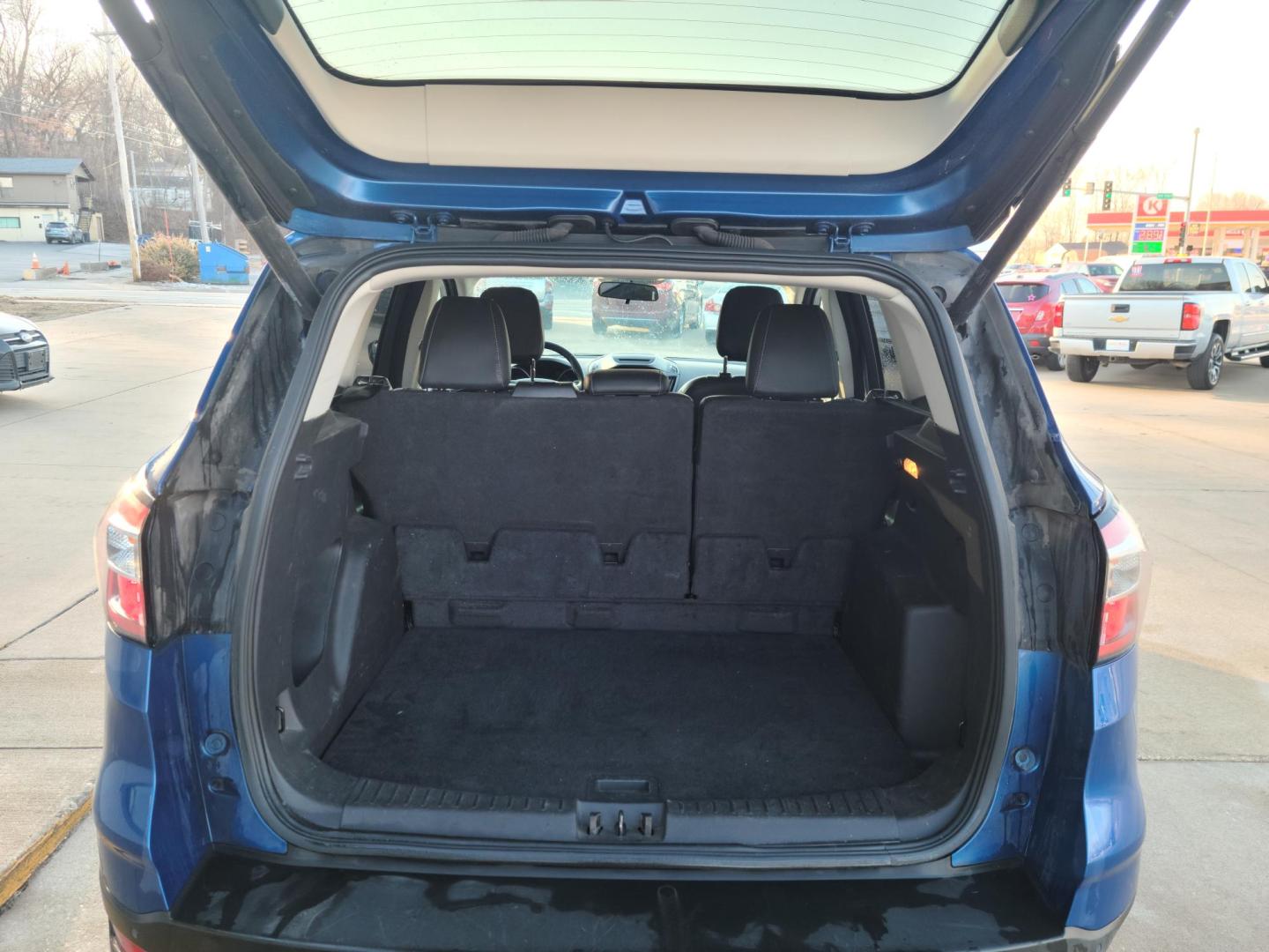 2018 Midnight Blue Metallic Ford Escape SEL 4WD (1FMCU9HDXJU) with an 1.5L L4 DOHC 16V engine, 6A transmission, located at 104 1st Avenue, Silvis, IL, 61282, (309) 755-9511, 41.515156, -90.425377 - Photo#4