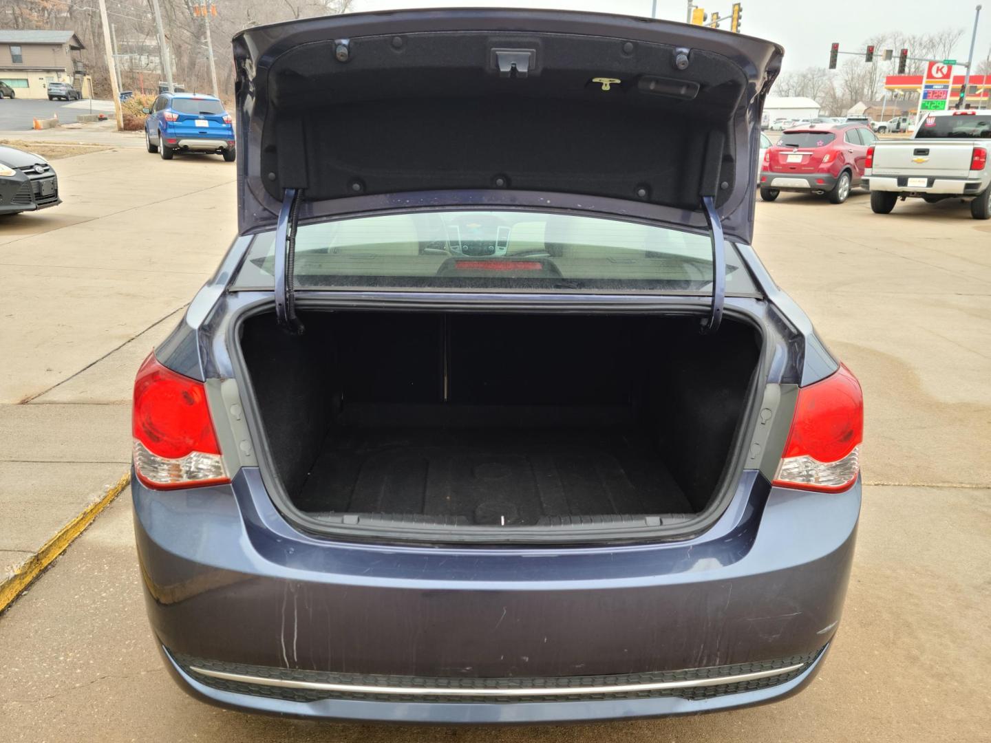 2013 Midnight Blue Metallic /Tan Chevrolet Cruze 2LT Auto (1G1PE5SB0D7) with an 1.4L L4 DOHC 16V TURBO engine, 6-Speed Automatic transmission, located at 104 1st Avenue, Silvis, IL, 61282, (309) 755-9511, 41.515156, -90.425377 - Photo#4
