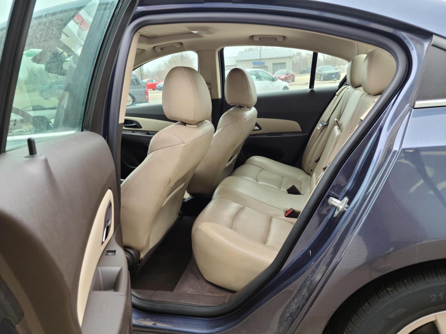 2013 Midnight Blue Metallic /Tan Chevrolet Cruze 2LT Auto (1G1PE5SB0D7) with an 1.4L L4 DOHC 16V TURBO engine, 6-Speed Automatic transmission, located at 104 1st Avenue, Silvis, IL, 61282, (309) 755-9511, 41.515156, -90.425377 - Photo#5