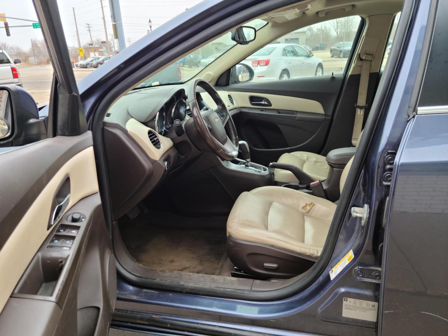 2013 Midnight Blue Metallic /Tan Chevrolet Cruze 2LT Auto (1G1PE5SB0D7) with an 1.4L L4 DOHC 16V TURBO engine, 6-Speed Automatic transmission, located at 104 1st Avenue, Silvis, IL, 61282, (309) 755-9511, 41.515156, -90.425377 - Photo#6